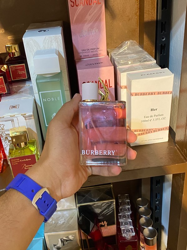 عطر بربري هير (Burberry Her) - تسوق الآن من في ثواني عطر بربري هير (Burberry Her) - متاح في هيبة للعطور